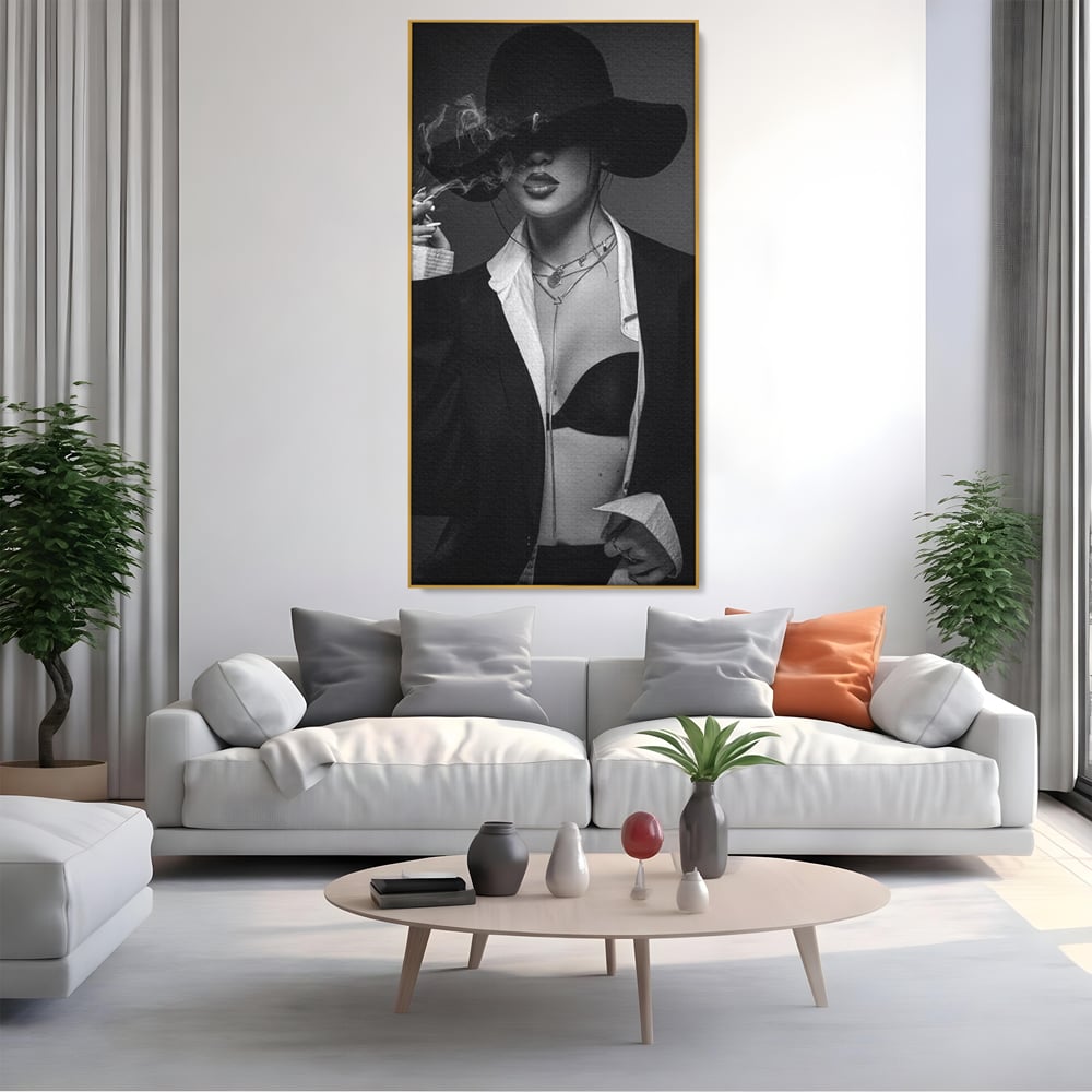 Tablou canvas cu tablou canvas cu femeie fumand sub palarie, in rama de aluminiu auriu, pe perete intr-un living